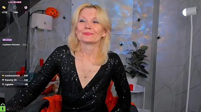 Julie_Lucas - I'll play with my breasts and nipples