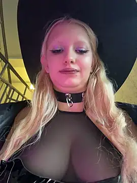 Elfi_InPublic - Pinch nipples under top in lobby