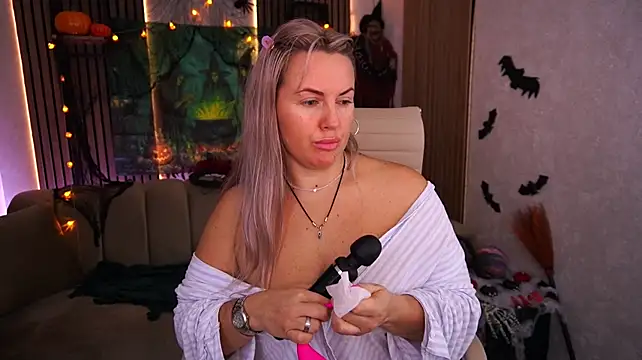 KiraCandyS - playing with my tits / hard nipples