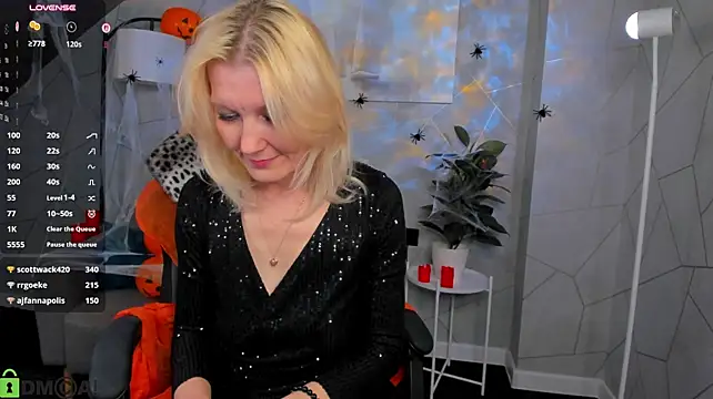Julie_Lucas - I'll play with my breasts and nipples