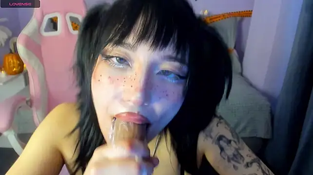 KissMeeMel - to see hard nipples in slavia