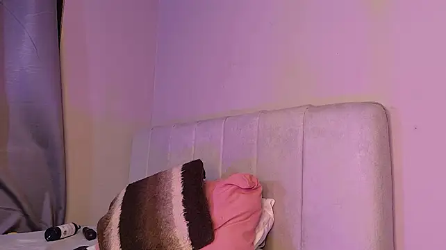 HatsaJones - 🦵 Legs wide open on the machine