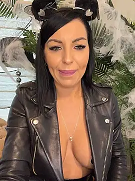ReynaMorel - 🎃Staring straight into your soul🎃