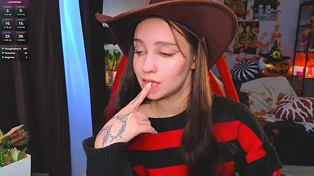 Alison_Stilinsk - Freddy Krueger teases with ass
