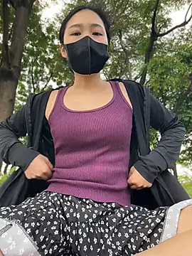 Nini_11 - 户外道具插入Inserting a dildo