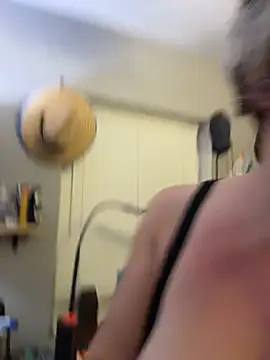 Nikiss333 - Blow job on my roomate