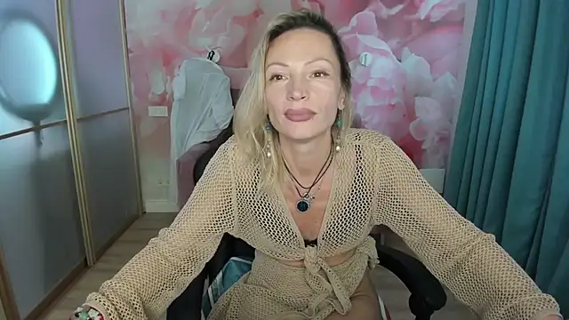AlinaMoor - I'll play with the pussy