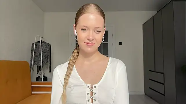 MeliMurrr - tease with my little butt