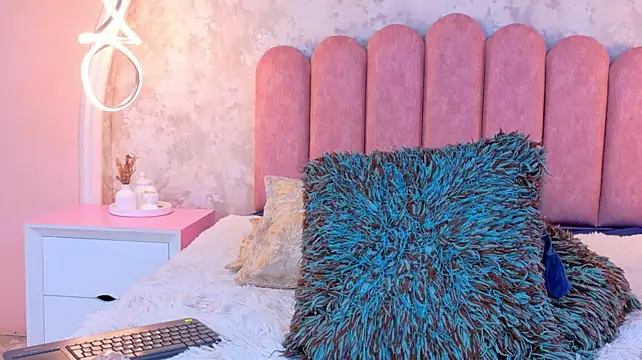 MiaLaurents - Play with vibrator 7 min