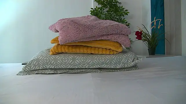 Foxxxy_MILF - Pour oil over my ass and spank it 😈