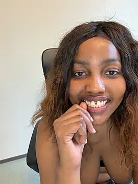 Lanteycourtney - fist pussy and squirt