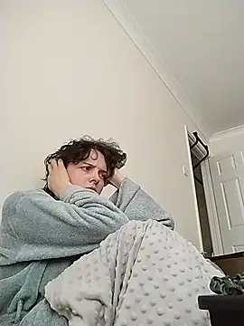 Amy01112 - Put haribo on my nipple