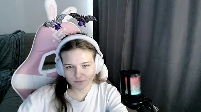 HelenMo0n - cute little wink