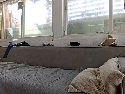 Alexis21821 - pick whos turn to cum ! :)
