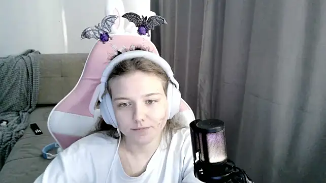 HelenMo0n - cute little wink