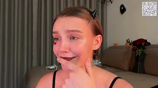 Lolatatee - Lift my dress up to tease you!