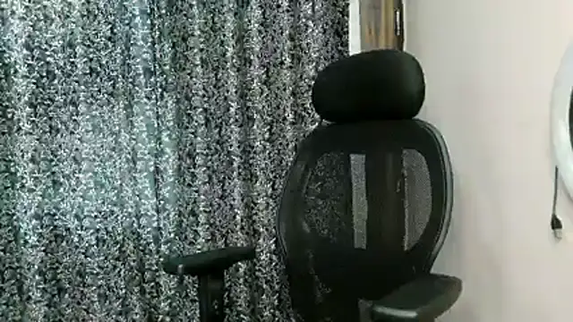 Pari8822 - boobs suck