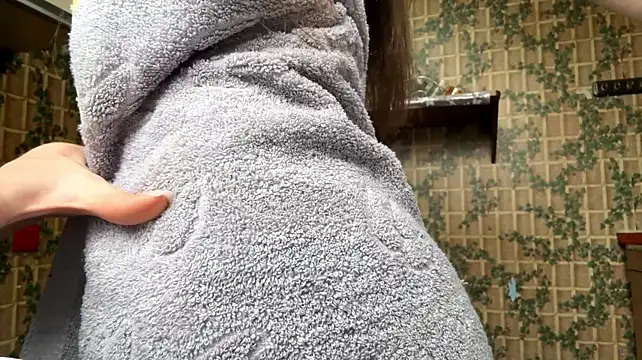 LonaPorche - Lift up towel - lets see my sexy ass!