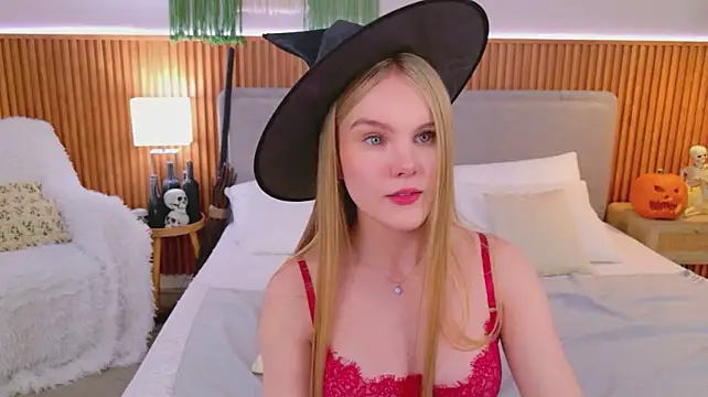 Lili_Lohan - hand bra