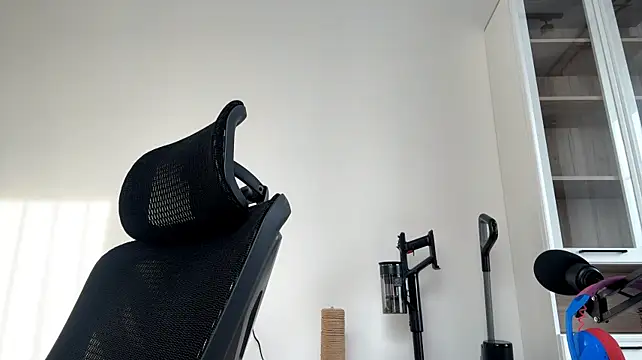 EveryoneEve - Tease with my shorts