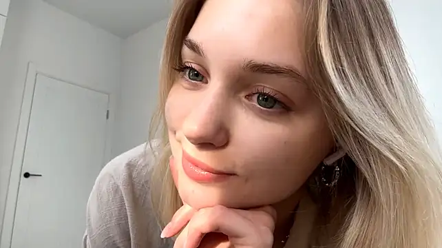 EveryoneEve - Tease with my shorts