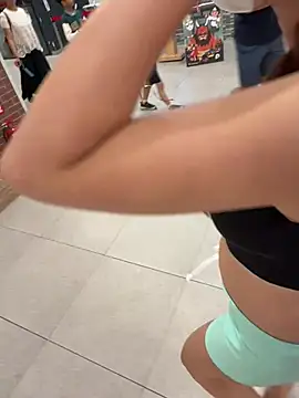 Lisa_babylove - 掀起衣服胸部誘惑