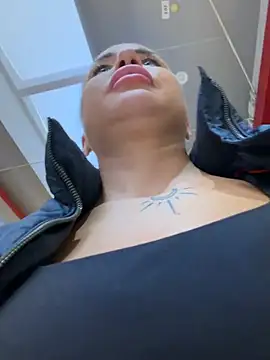 Beautydiamond - DP fingers in doggy