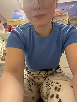 SlavicCandy - LICK FINGERS + STICK IN PUSSY IN KFC