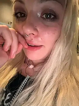 Badblondie - PINCH MY NIPPLES RIGHT IN OFFICE