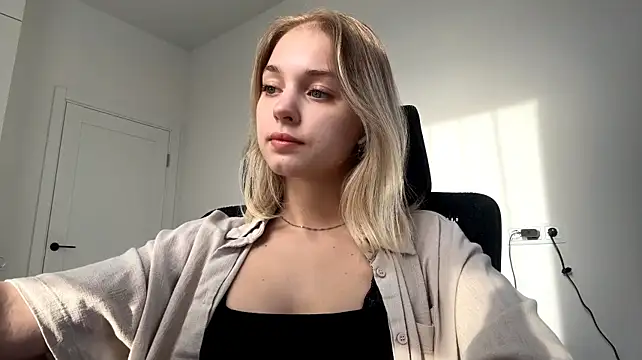 EveryoneEve - Lick lips