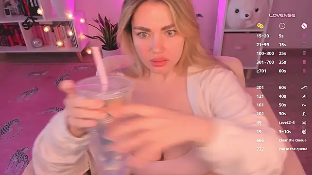 Pussy-kattt - show tits 2 mins