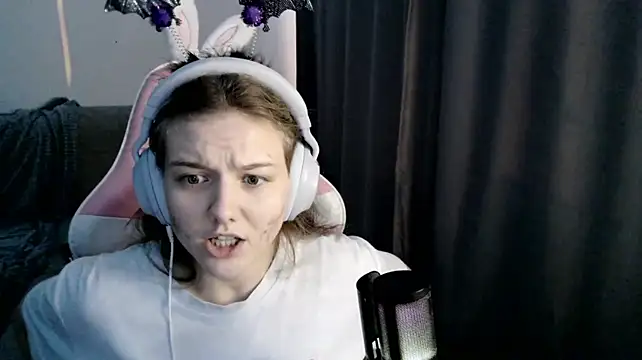 HelenMo0n - cute little wink