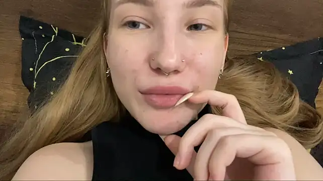 LaureneBoutet - make my shorts lower