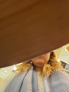 AdelRich - Show pusssy on public