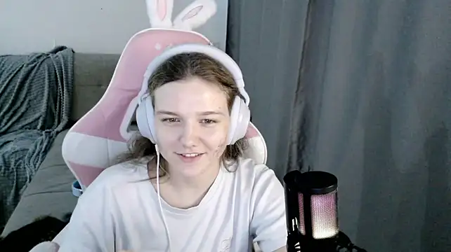 HelenMo0n - cute little wink