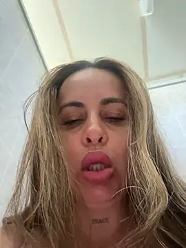 Laarti - Squit en baño público