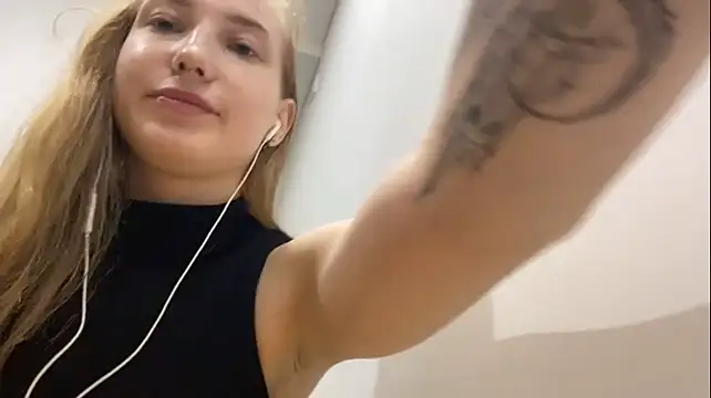 LaureneBoutet - make my shorts lower