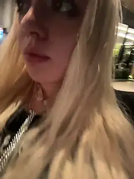 Badblondie - saliva on tits RIGHT IN OFFICE