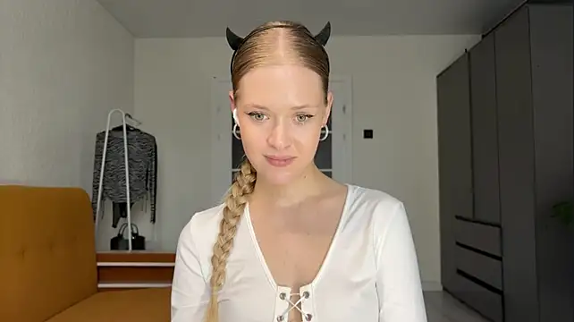 MeliMurrr - take off my shorts + punish my tight ass
