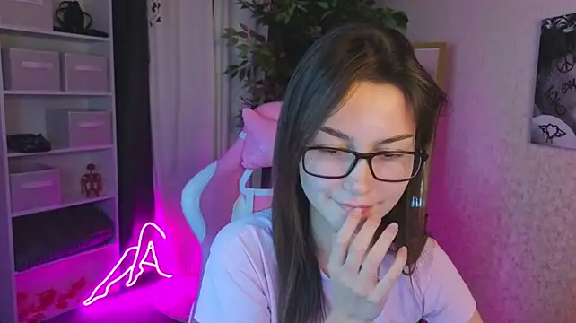 Luna_m00n - nipples close to camera (in clothes)