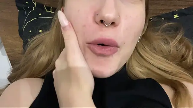 LaureneBoutet - Flash my juicy ass