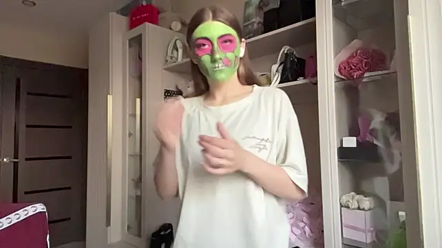 ArleanSteinlicht - Show my feet in flip flops <3