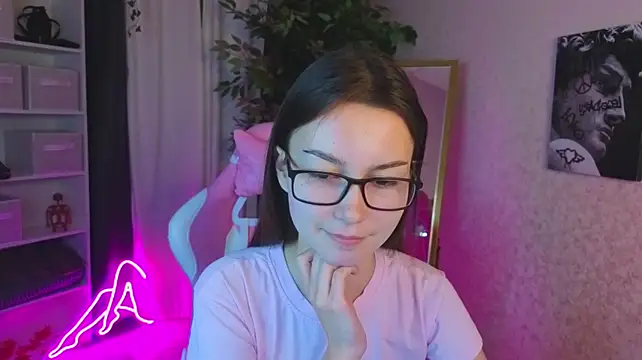 Luna_m00n - nipples close to camera (in clothes)