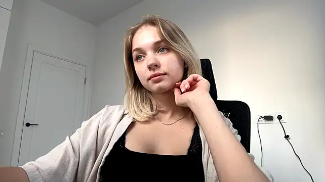 EveryoneEve - Gently touch my boobs
