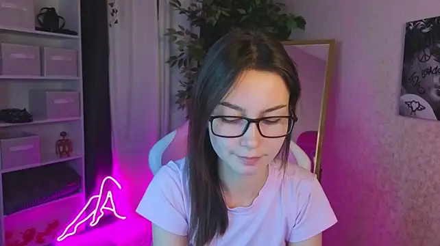 Luna_m00n - nipples close to camera (in clothes)