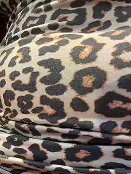 ValenAbravanel - flash pussy under the table 🫣