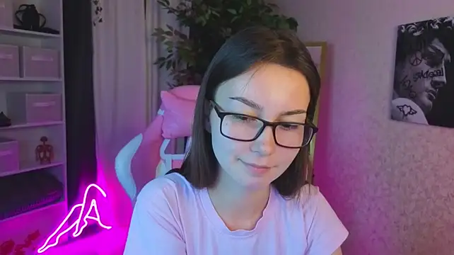 Luna_m00n - nipples close to camera (in clothes)