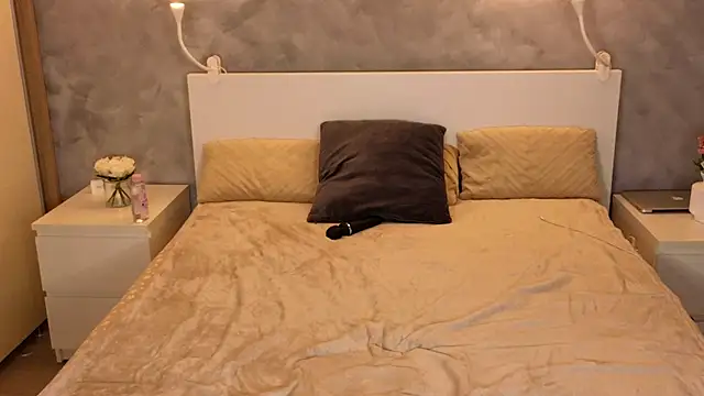 AshleyLuxxe - keep my kitty warm