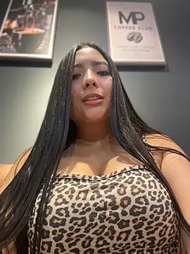 ValenAbravanel - flash pussy under the table 🫣