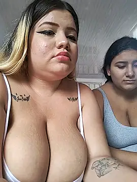 Sara_y_Amy - Show tits both girl